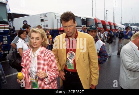 Hockenheim, Deutschland. 09.Aug, 2020. firo: 07/1996 Motorsport Grand Prix of Germany Formel 1 Damon Hill Siegerehrung 1. Platz in Hockenheim beim späteren Weltmeister Prominente, Prominente, Henry Maske, Halbfigur Credit: dpa/Alamy Live News Stockfoto