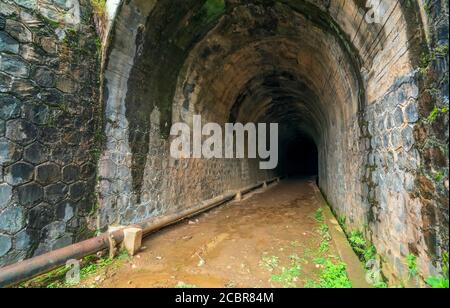 Verlassene Eisenbahntunnel in der Hochebene, französische Architektur im 19. Jahrhundert erbaut und existiert heute in der Nähe von Dalat, Vietnam. Stockfoto
