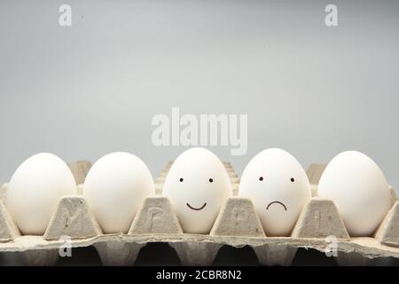 Fröhliches Gesicht Smiley und trauriges Gesicht Smiley auf Eierschalen Stockfoto