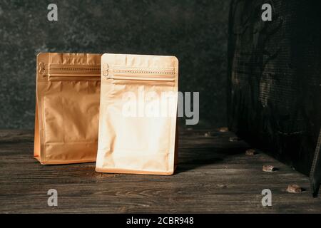 Bronze blank stehende Tasche Mockup auf dunklem Hintergrund Stockfoto