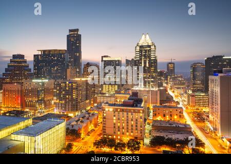 Austin, Texas, USA Skyline auf dem Dach in der Abenddämmerung. Stockfoto