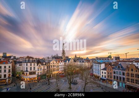 Brüssel, Belgium plaza und Skyline mit dem Rathausturm in der Abenddämmerung. Stockfoto