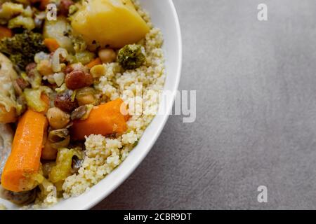 Detail eines Tellers marokkanischen Couscous, gekocht mit Gemüse und Fleisch. Stockfoto