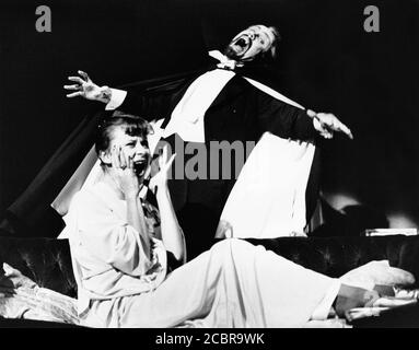 DRACULA von Bram Stoker Dramatisiert von Hamilton Dean & John L Balderston Design: Jane Ripley Beleuchtung: Graham Large Regie: Alan Dossor Tracey Ullman (Lucy Seward), Robin Hooper (Count Dracula) The Young Vic, London SE1 04/12/1980 (c) Donald Cooper Stockfoto