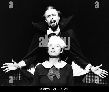 DRACULA von Bram Stoker Dramatisiert von Hamilton Dean & John L Balderston Design: Jane Ripley Beleuchtung: Graham Large Regie: Alan Dossor Tracey Ullman (Lucy Seward), Robin Hooper (Count Dracula) The Young Vic, London SE1 04/12/1980 (c) Donald Cooper Stockfoto