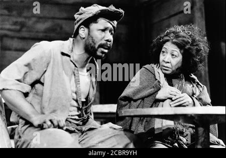 PLAYBOY OF THE WEST INDIES von Mustapha Matura Bühnenbild: Adrianne Lobel Kostüme: Angela Butterfield Beleuchtung: David Colmer Regie: Nicolas Kent T-Bone Wilson (Mac), Mona Hammond (Mama Benin) Oxford Playhouse Company / Tricycle Theatre, London NW6 21/02/1984 (c) Donald Cooper Stockfoto