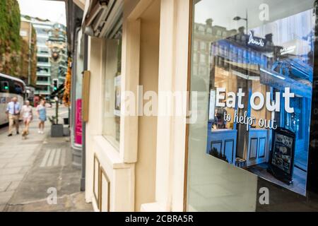 London - August 2020: Essen gehen, um zu helfen Zeichen auf London High Street- UK Regierung Programm, um Restaurants durch die Covid 19 Abschwung zu helfen Stockfoto