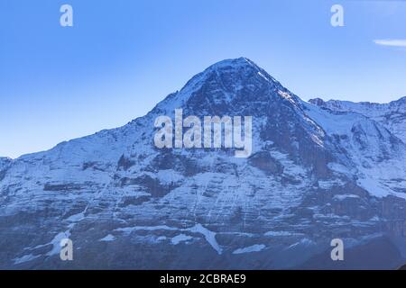 Atemberaubende Nahaufnahme der Nordwand des Eiger im Herbst, berühmte Klippe der Schweizer Alpen für Bergsteigen auf Berner Oberland, von Mannlichen, Canto Stockfoto