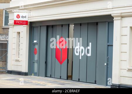 London - DPD Pick up location (Dynamic Parcel Distribution) EIN französisches internationales Paketzustellungsunternehmen. Stockfoto