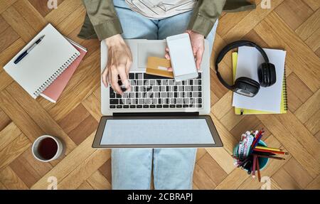 Online-Shopping-Konzept. Nicht erkennbare Frau zahlen für Einkäufe mit Kreditkarte Stockfoto