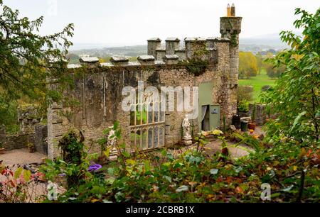 Gwrych Castle, in der Nähe von Abergele, Nordwales. Leider ist es seit mehreren Jahrzehnten verkommen. Stockfoto