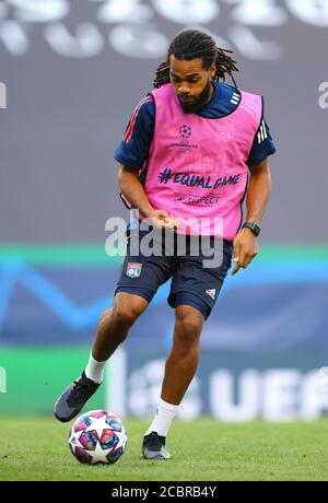 (200815) -- LISSABON, 15. August 2020 (Xinhua) -- Jason Denayer von Olympique Lyonnais besucht eine Trainingseinheit vor dem UEFA Champions League Spiel zwischen Manchester City und Olympique Lyonnais im Estadio Jose Alvalade am 14. August 2020 in Lissabon, Portugal. (Julian Finney/UEFA/Handout über Xinhua) Stockfoto