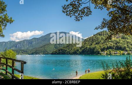 Ledro, Italien. Der Ledro See und seine Strände. Ein natürlicher Alpensee. Erstaunliche Türkis, Grün und Blau Farben. Ledro Valley, Trentino Alto Adige, Italien Stockfoto