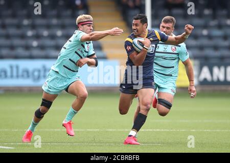 Gloucester's Chris Harris (links) und Worcester Warriors' Melani Nanai kämpfen während des Gallagher Premiership-Spiels im Sixways Stadium, Worcester, um den Ball. Stockfoto