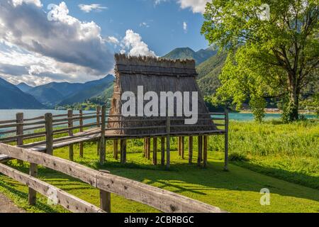 Prähistorische Pfahlbauten (Rekonstruktion), Molina di Ledro (UNESCO-Welterbeliste, 2011), Trentino-Südtirol, Italien. Stockfoto