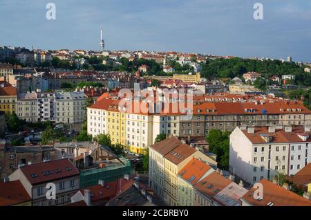 Vinohrady Bezirk, Zizkov Fernsehkommunikationsturm und Sender im Hintergrund, Prag, Tschechische Republik / Tschechien - Luftaufnahme der Straße Stockfoto