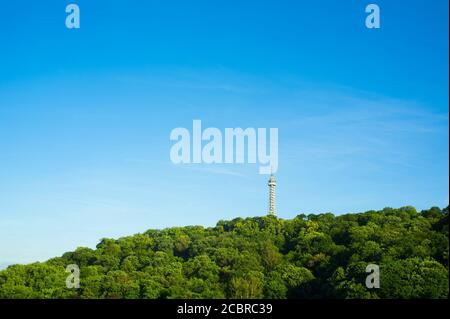 Petrin Aussichtsturm ( Petrinska rozhledna ), Prag, Tschechische Republik / Tschechien - hohes Gebäude auf dem Gipfel des Hügels. Grüne Bäume um ihn herum. Minimali Stockfoto