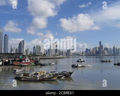 Skyline von Panama City Downtown mit Hochhäusern und Hafen mit alten Holzbooten davor. Panama-Stadt, Panama. Stockfoto