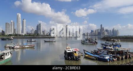 Skyline von Panama City Downtown mit Hochhäusern und Hafen mit alten Holzbooten davor. Panama-Stadt, Panama. Stockfoto