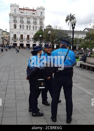 Ecuadorianische lokale Polizei patrouilliert auf Straßen im Stadtzentrum. Quito / Ecuador. Stockfoto