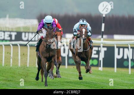 Alcohol Free mit Oisin Murphy (links) gewinnt die Novice-Einsätze der Unibet-Fillies auf der Rennbahn Newbury. Stockfoto