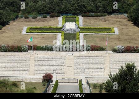 Cassino, Italien - 14. August 2020: Der polnische Militärfriedhof von Montecassino, wo mehr als tausend Soldaten des zweiten polnischen Armeekorps sind Stockfoto