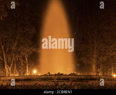 Brunnen in Zrinjevac mit schönen Grippegarten, einer der schönsten Parks der Stadt. Nachtaufnahme, Langzeitbelichtung Stockfoto