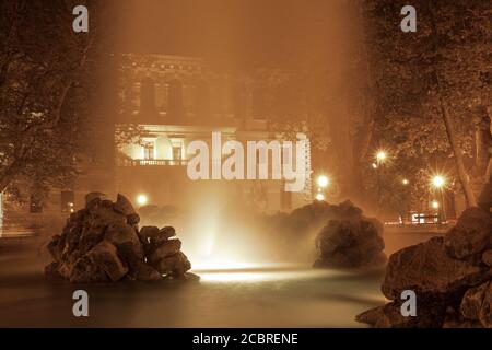 Brunnen in Zrinjevac, einer der schönsten Parks der Stadt. Nachtaufnahme, Langzeitbelichtung Stockfoto