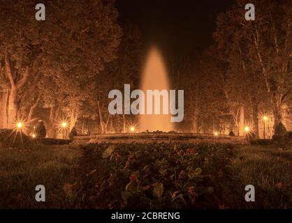 Brunnen in Zrinjevac mit schönen Grippegarten, einer der schönsten Parks der Stadt. Nachtaufnahme, Langzeitbelichtung Stockfoto