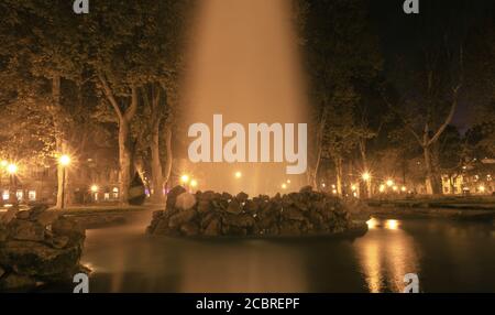 Brunnen in Zrinjevac, einer der schönsten Parks der Stadt. Nachtaufnahme, Langzeitbelichtung Stockfoto