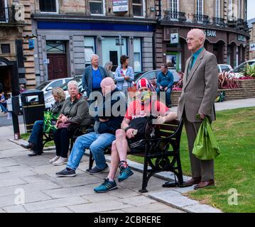 Harrogate, North Yorkshire, Großbritannien. August 2020. Veteranen und Mitglieder der Öffentlichkeit schlossen sich dem Bürgermeister der Stadt an, um 2 Minuten Stille am 75. Jahrestag des VJ-Tages zu beobachten. Kredit: ernesto rogata/Alamy Live Nachrichten Stockfoto