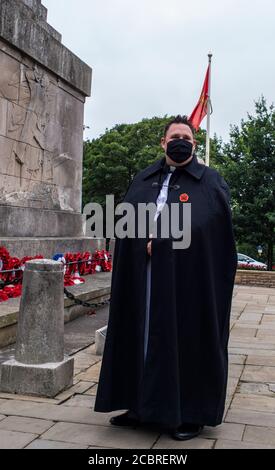 Harrogate, North Yorkshire, Großbritannien. August 2020. Ein Kaplan, der eine Maske trägt, macht sich bereit, für alle Gefallenen zu beten, als Veteranen und Mitglieder der Öffentlichkeit schlossen sich dem Bürgermeister von Harrogate an, um 2 Minuten Stille am 75. Jahrestag des VJ-Tages zu beobachten. Kredit: ernesto rogata/Alamy Live Nachrichten Stockfoto