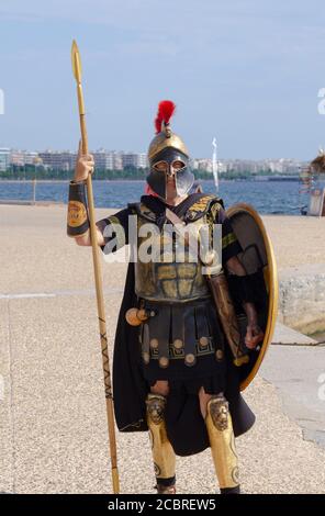 Mann gekleidet als ein alter griechischer Hoplite-Soldat, um Kunden auf eine Mini-Kreuzfahrt in Thessaloniki Griechenland zu locken - Foto: Geopix/Alamy Stock Photo Stockfoto