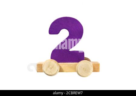 Holzspielzeug Zug mit Gleis Nummer zwei. Lernen, machen. Holznummer zwei. Konzept der Kinderschule. Lernspiele Stockfoto