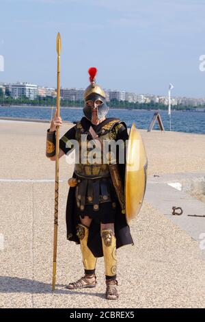Mann gekleidet als ein alter griechischer Hoplite-Soldat, um Kunden auf eine Mini-Kreuzfahrt in Thessaloniki Griechenland zu locken - Foto: Geopix/Alamy Stock Photo Stockfoto
