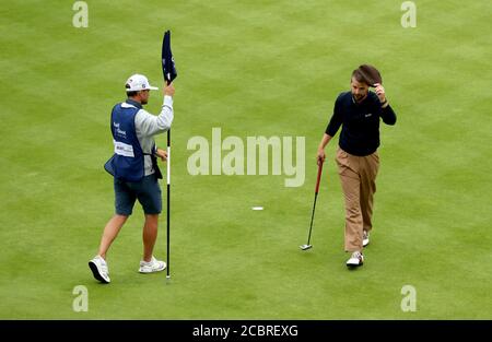 Der Schwede Rikard Karlberg (rechts) tippt seine Mütze, nachdem er seine Runde am 18. Im Rahmen des dritten Tages der Celtic Classic im Celtic Manor Resort beendet hat. Stockfoto