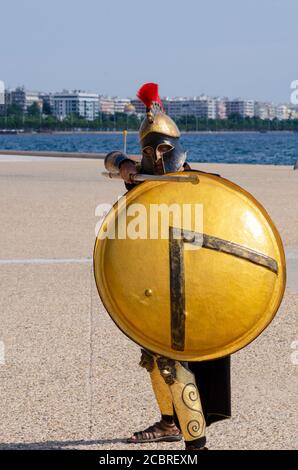 Mann gekleidet als ein alter griechischer Hoplite-Soldat, um Kunden auf eine Mini-Kreuzfahrt in Thessaloniki Griechenland zu locken - Foto: Geopix/Alamy Stock Photo Stockfoto