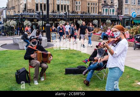 Harrogate, North Yorkshire, Großbritannien. August 2020. Mitglieder des Extinction Rebellion erobern öffentliche Bereiche im Zentrum der Stadt zurück, indem sie Parkplätze belegen. Kredit: ernesto rogata/Alamy Live Nachrichten Stockfoto