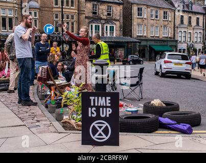 Harrogate, North Yorkshire, Großbritannien. August 2020. Mitglieder des Extinction Rebellion erobern öffentliche Bereiche im Zentrum der Stadt zurück, indem sie Parkplätze belegen. Kredit: ernesto rogata/Alamy Live Nachrichten Stockfoto