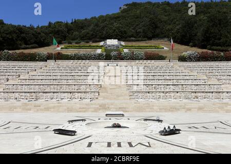 Cassino, Italien - 14. August 2020: Der polnische Militärfriedhof von Montecassino, wo mehr als tausend Soldaten des zweiten polnischen Armeekorps sind Stockfoto