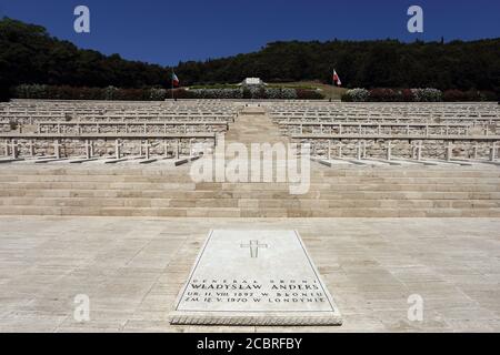 Cassino, Italien - 14. August 2020: Der polnische Militärfriedhof von Montecassino, wo mehr als tausend Soldaten des zweiten polnischen Armeekorps sind Stockfoto