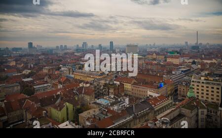 Luftaufnahme der kroatischen Hauptstadt Zagreb, Himmelslandschaft Stockfoto