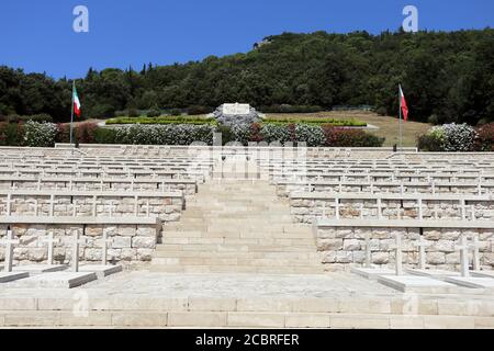 Cassino, Italien - 14. August 2020: Der polnische Militärfriedhof von Montecassino, wo mehr als tausend Soldaten des zweiten polnischen Armeekorps sind Stockfoto