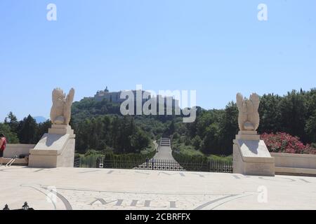 Cassino, Italien - 14. August 2020: Der polnische Militärfriedhof von Montecassino, wo mehr als tausend Soldaten des zweiten polnischen Armeekorps sind Stockfoto