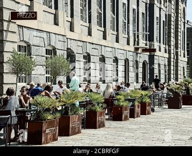 Foto-Illustration, Post Lockdown Mittagessen im Royal William Yard in Stonehouse Plymouth. Ehemalige MOD Vitualling Yard wird von Urban Splash entwickelt Stockfoto