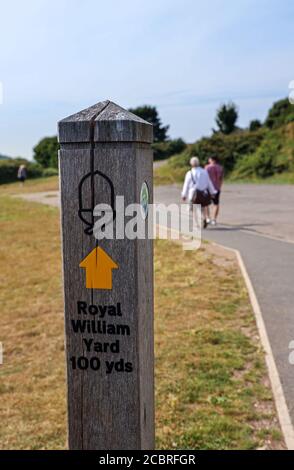 Eine Eichel auf einer Holzsäule gibt Richtung zum Royal William Yard bei Western Kings an der Küste von Plymouth. Begabt von der SW Coast Path Associati Stockfoto