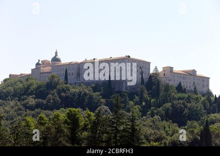 Cassino, Italien - 14. August 2020: Blick auf die Abtei Montecassino vom Polnischen Militärfriedhof Stockfoto