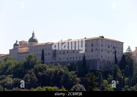 Cassino, Italien - 14. August 2020: Blick auf die Abtei Montecassino vom Polnischen Militärfriedhof Stockfoto