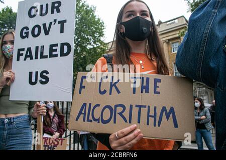 WESTMINSTER LONDON, GROSSBRITANNIEN - 15. AUGUST 2020. Studenten mit Schutzfademasken protestieren vor Downing Street Menschen als Reaktion auf die Herabstufung der A-Level-Ergebnisse, die am 13. August angekündigt wurden, da etwa 40 Prozent der Studenten heruntergestuft Ergebnisse erhalten haben und ihre Enttäuschung darüber zum Ausdruck gebracht haben, dass ihre Ergebnisse nach Abbruch der Prüfungen aufgrund eines Coronavirus heruntergestuft wurden. Kredit: amer ghazzal/Alamy Live Nachrichten Stockfoto