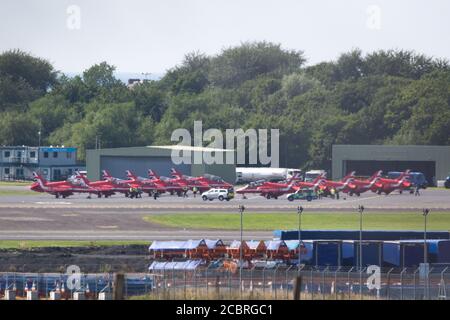 Prestwick, Schottland, Großbritannien. August 2020. Im Bild: Am 75. Jahrestag des VJ Day (Victory in Japan Day), der das Ende des Zweiten Weltkriegs feiert, sieht man das Royal Airforce (RAF)-Kunstflugteam der Roten Pfeile, das vom Prestwick International Airport auf dem Weg nach Belfast für die nächste Etappe ihres nächsten Flugs abfliegt. Schließlich endet in London später an diesem Abend für einen Flipper. Quelle: Colin Fisher/Alamy Live News Stockfoto